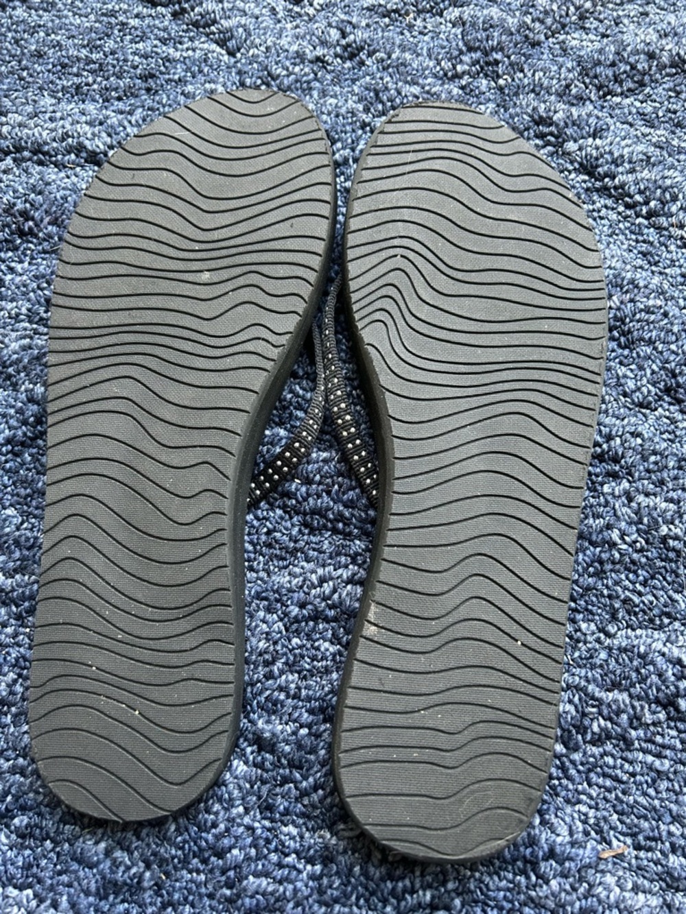 Reef Black Embellished Flip Flops. Size 8 - Picture 3 of 3
